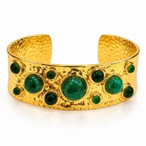 Brazalete dorado martillado con detalles verdes