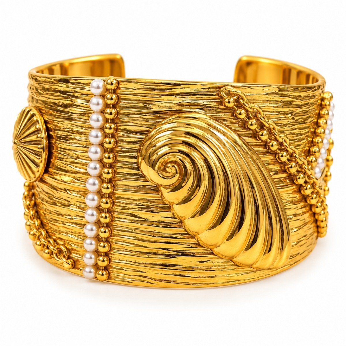 Brazalete dorado texturizado con concha en espiral
