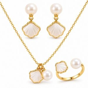 Juego de collar, aretes y anillo con conchas y detalles perlados