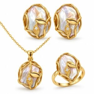 Juego de collar, aretes y anillo nacarado con hojas doradas